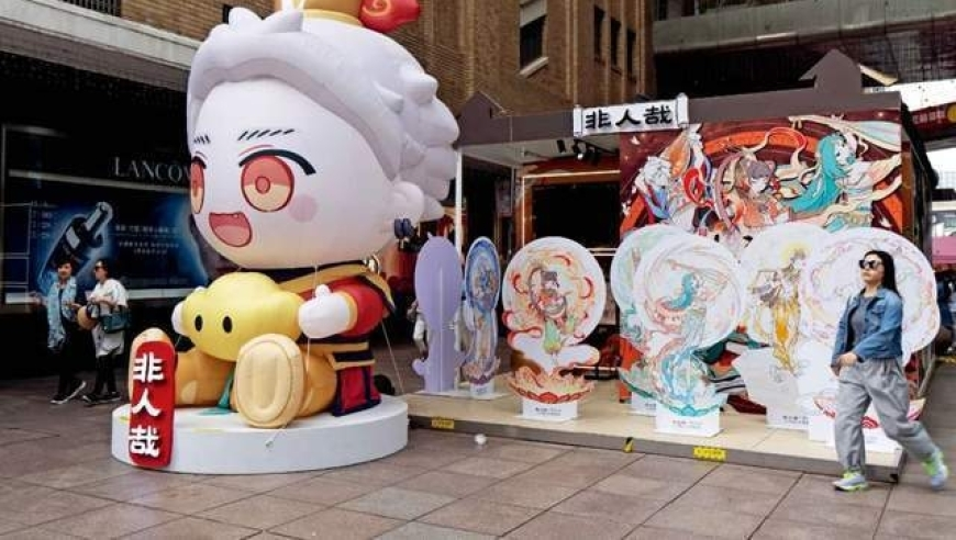 澳门三肖三码期期准2025,退役女兵与执勤官兵隔冰墙互敬军礼,创造力策略实施推广_AR版V12.30
